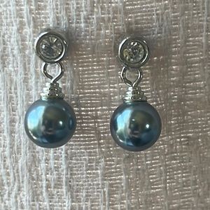 NWOT silver and gray pearl drop earrings